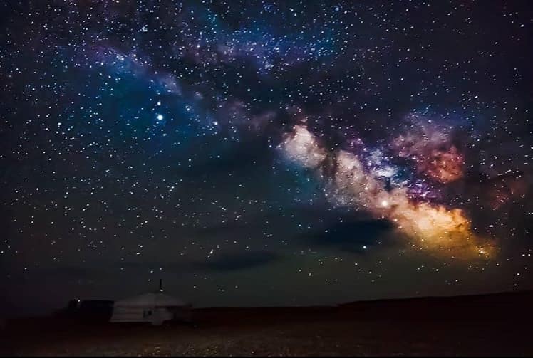 Komong Adventure hero background